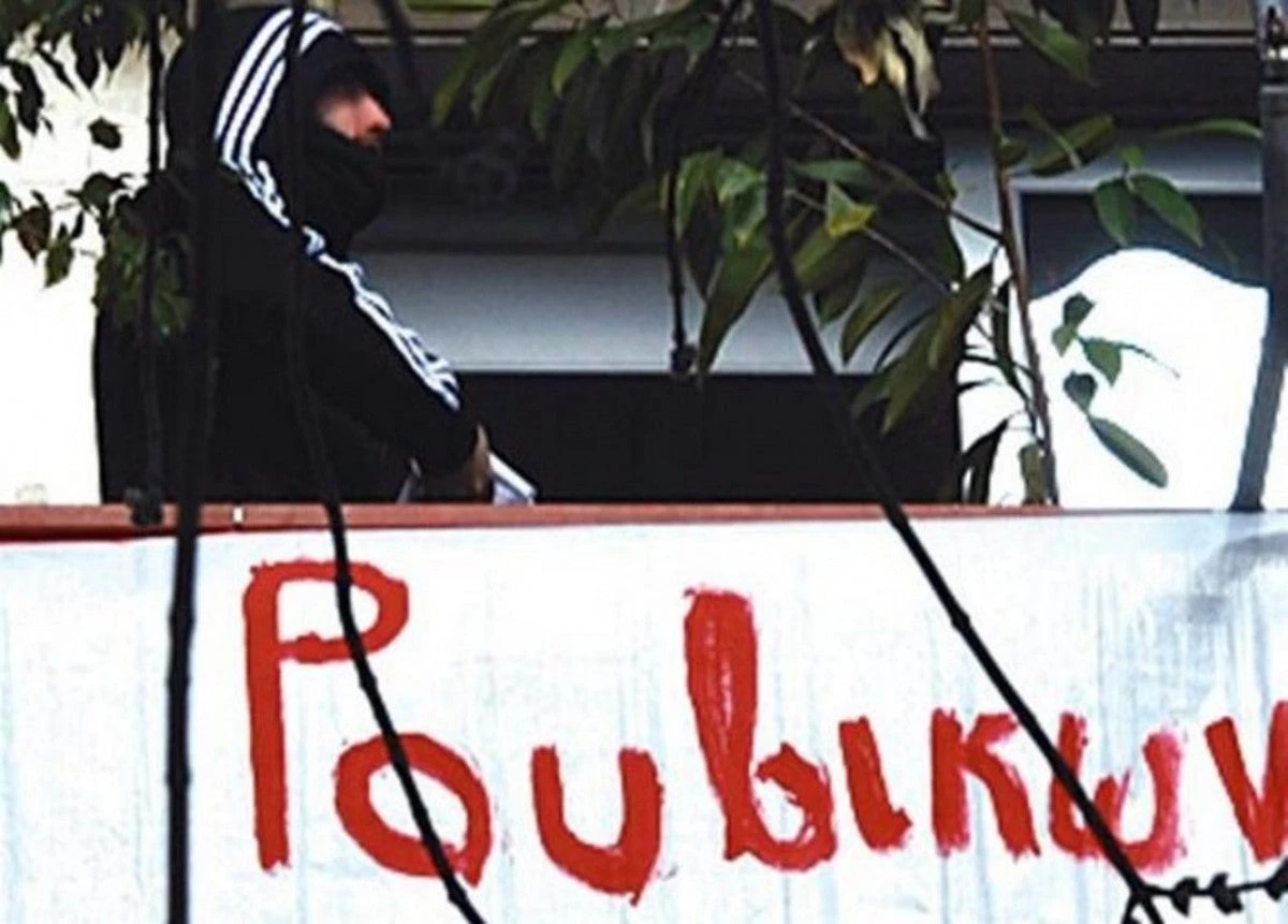 «Ντου» του Ρουβίκωνα σε συμβολαιογραφείο!